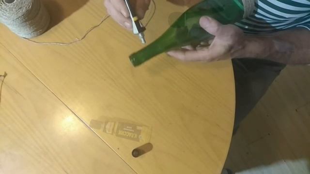 Как разрезать бутылку болгаркой?Светильник из бутылки своими руками в домашних условиях DIY смотреть онлайн