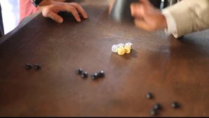 Покер на костях в американском салуне на фестивале Времена и Эпохи