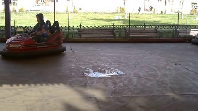 Парк аттракционов город Алексин,папа и сын гоняют на машинке смотреть онлайн