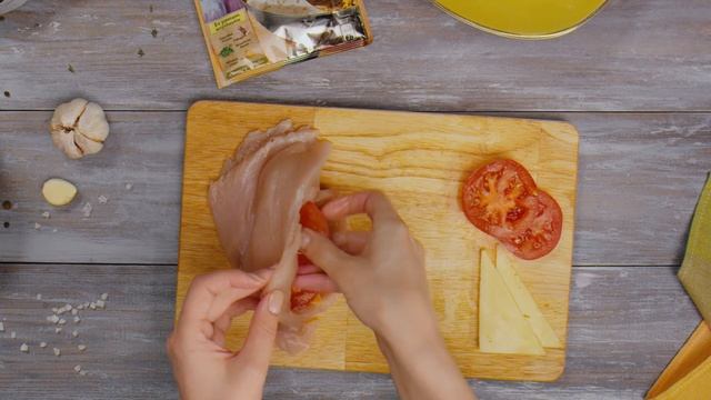 Рецепты от MAGGI®: Куриные грудки с сыром и томатом внутри смотреть онлайн