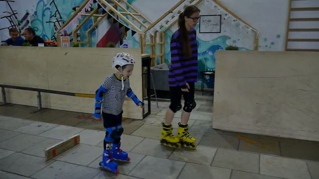 Учим кататься на роликовых коньках. Приходи на обучение в скейт парк Bunny Hop #роликовыеконьки