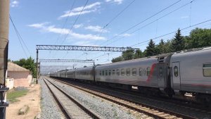 ВЛ10-1897 с поездом №091С Москва-Севастополь проносится по Ст. Элеваторная [КЖД 2021]