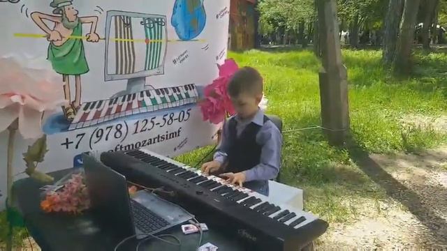 SOFT MOZART RECITAL May 2019: Vlad, 5 year, Crimea, Simferopol играет "Колокольчики" смотреть онлайн