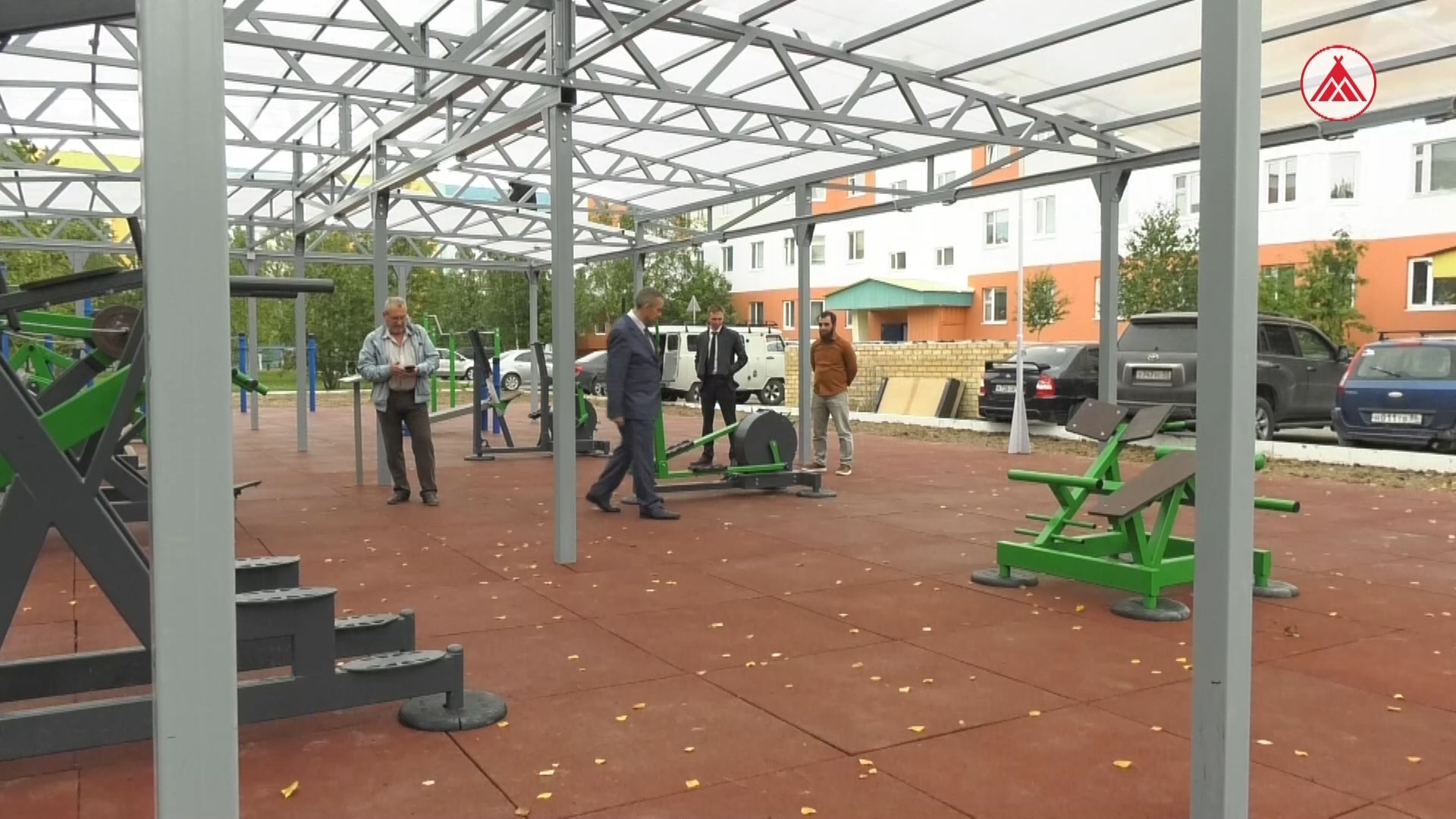 Построить и сохранить! В Покачах устанавливаются  спортплощадки