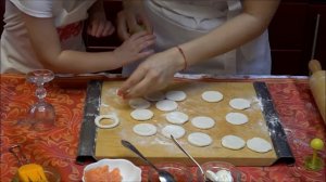 Новогодняя закуска  Валованы Тарталетки из слоеного теста с икрой и форелью  Рецепты от Вика ТВ