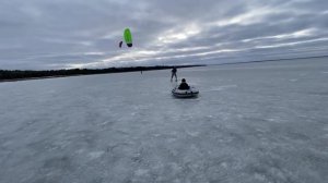 Snow kite. лодка на льду за кайтом.