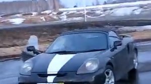 Как нужно выпрыгивать из Toyota MR-S при 2 метровом росте:)