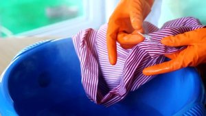 Как убрать и отстирать жвачку с одежды в домашних условиях