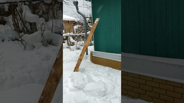 Убираем снег с крыши), под минусовочку про глупые снежинки)! И делимся опытом)! смотреть онлайн