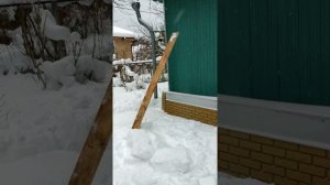 Убираем снег с крыши), под минусовочку про глупые снежинки)! И делимся опытом)!