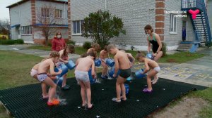 Дети закаливаются