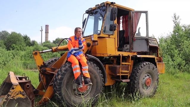 Динозавр погрыз колесо. Малыш помогает починить сломанный трактор сонной маме смотреть онлайн