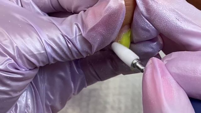 коррекция нарощенных ногтей и укрепление базой / аппаратный маникюр и комби / дизайн с фольгой смотреть онлайн