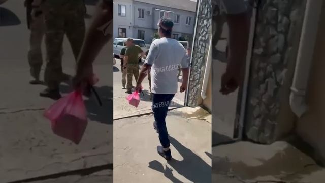 18.06.23г.В Одессе местные жители сообщают, что сотрудники военкомата открыли стрельбу в воздух .