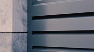 Имитация доски - ПЛАНКЕН и самый дешевый забор-жалюзи среди наших. Собираешь один, как конструктор.