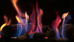 Огонь в камине и новогодняя музыка для фона во время готовки