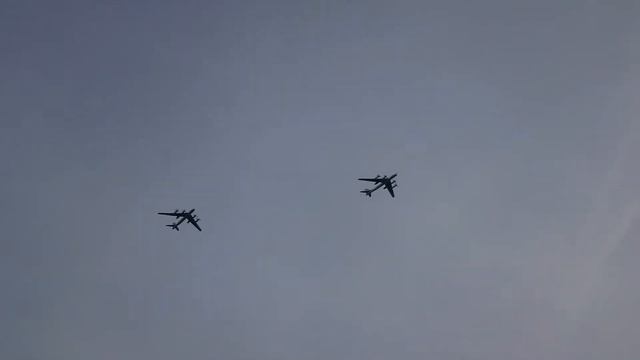 Стратегический бомбардировщик ТУ-95, звук турбовинтовых двигателей.