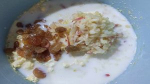 Творожные оладьи с яблоком и изюмом