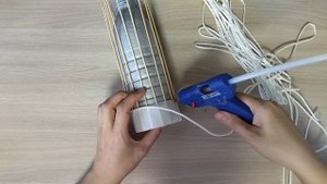 Соединила пластиковую бутылку от молока и деревянные шпажки. Такая ваза в эко-стиле украсит любой ин