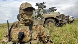Русский солдат читает стихотворение
