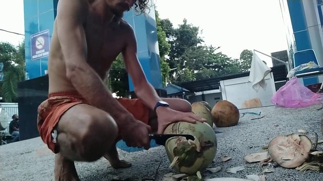 мы в имиграшке, открываю кокос мачетой смотреть онлайн