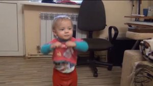 Малыш танцует в 1 год