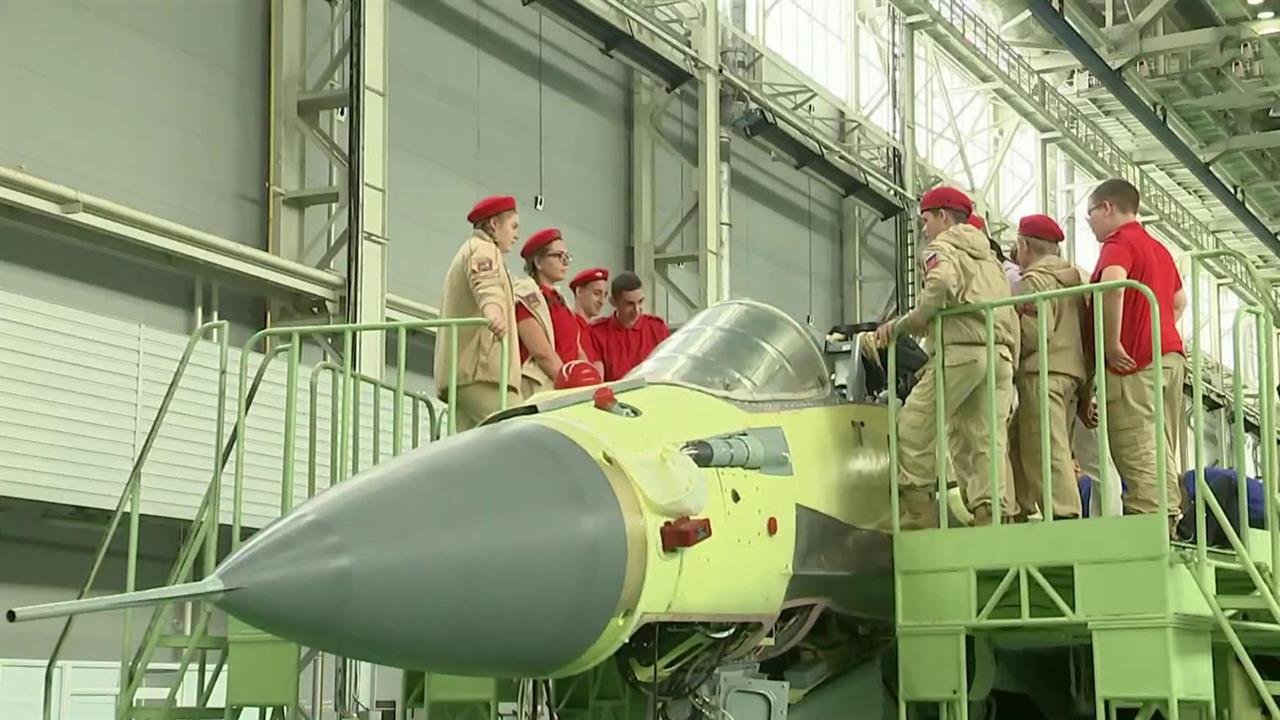 Экскурсию по производственному комплексу корпораци...тско-юношеского военно-патриотического движения