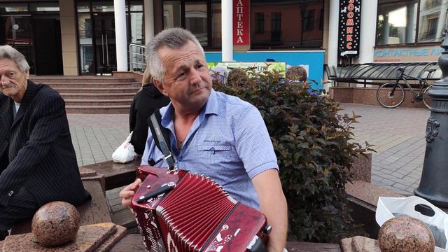 Женя поет ДОМИК ОКНАМИ В САД на улице!!! смотреть онлайн