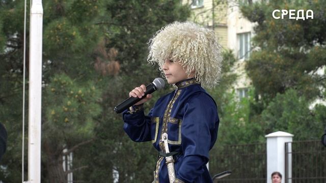 Свыше 450 каспийских школьников приняли участие в патриотическом флешмобе