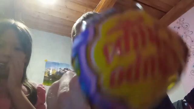 пробуем разный вкусняшки вместе с сестрой смотреть онлайн