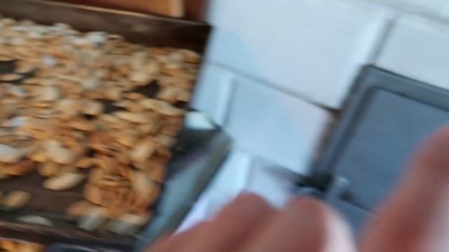 ДЕРЕВЕНСКИЕ БУДНИ/УБОРКА/ДОКРАСИЛА КУХНЮ/ВЫКИНУТЬ ГРУБКУ ИЗ ДОМА/ГОТОВЛЮ КУШАТЬ смотреть онлайн