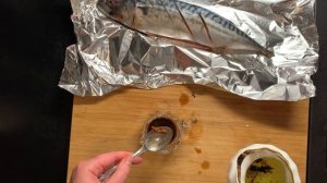 Ароматная скумбрия, маринованная в соевом соусе с имбирём, запечённая в духовке в фольге