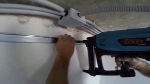 Монтаж металлических профилей газовым пистолетом к стене!