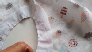 Обработка горловины подкройной обтачкой.