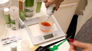 Закрасить седину безаммиачным красителем. Краска краску- осветляет!