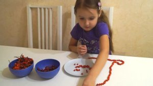 Осенняя поделка в садик.DIY: Бусы из рябины. Бусы из ранеток. Творчество с детьми. Развиваемся игра