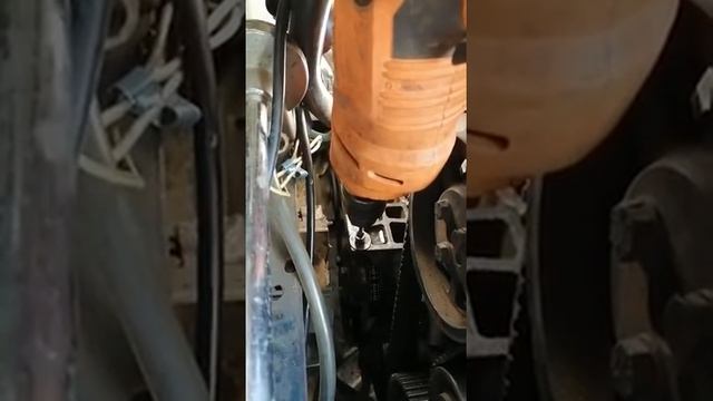 Высверливаем обломаный болт, без специального инструмента.. смотреть онлайн