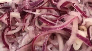 Готовлю салат из замороженной морской капусты.