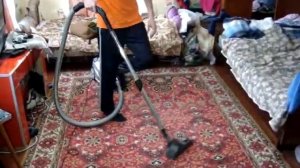 Учимся пылисосить комнату пылесосом.