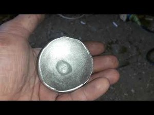 Маленький тигель для плавки алюминия в газовом горне.