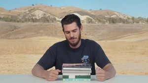 Эндрю Гарфилд на пляже - Откуда Мем? Эндрю Гарфилд Moonlight. Эндрю Гарфил в пустыне