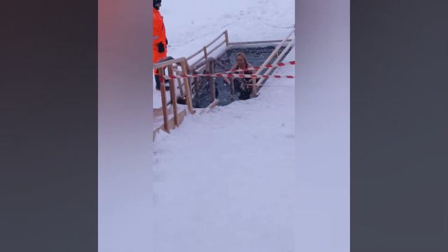ICE LADY КРЕЩЕНИЕ 2024 | КРЕЩЕНСКИЕ купания в ледяной проруби EPIPHANY baptism ICE HOLE