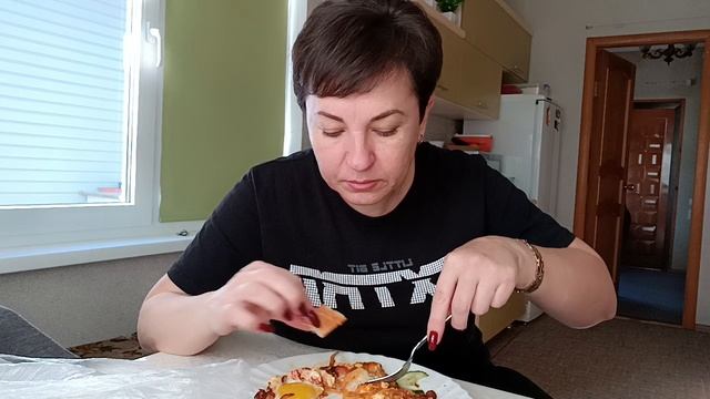 МУКБАНГ. ЯИЧНИЦА С ПОМИДОРАМИ И БЕКОНОМ. ВСЕМ ПРИЯТНОГО!