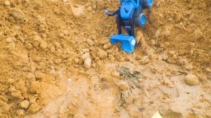 Экскаваторы застряли в песке  Малыш Тёма на Синем Тракторе спешит на помощь