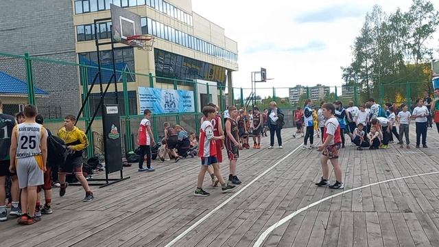 Ваня играет в стритбол