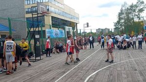 Ваня играет в стритбол