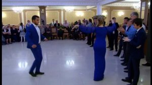 Завораживающие Девушки танцуют лезгинку на свадьбе. 2023. Чеченская лезгинка