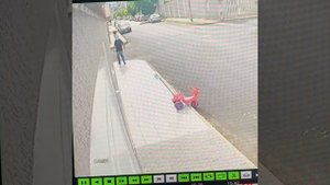 Мужчина запаниковал, когда подумал, что потерял дочку.