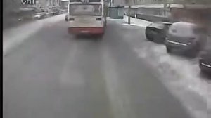 Автобус врезался в остановку с пассажиром (Пермь)