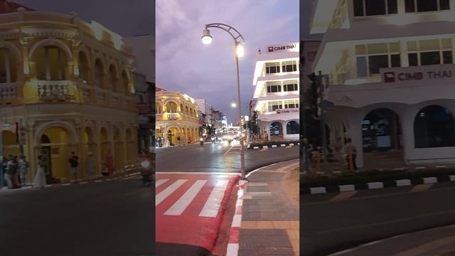 Пхукет старый город башенные часы в вечерней пробке